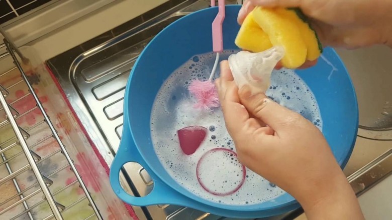 Süt konan kabın sterilize edilmesi gerekir