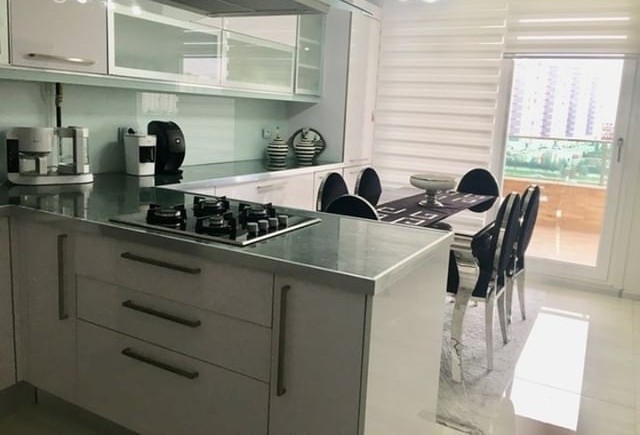 Bu Kullanışlı ve Şık Mutfak Yarımada ile İki Değişik Kısma Ufalıyor Banyosu yapılır.