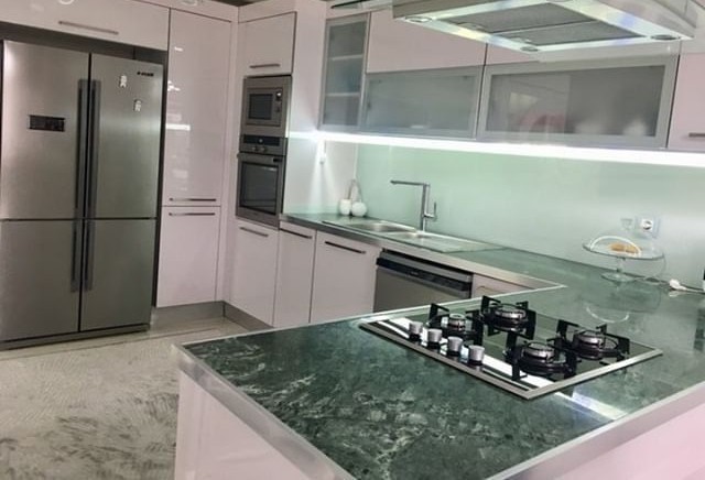 Bu Kullanışlı ve Şık Mutfak Yarımada ile İki Değişik Kısma Ufalıyor Banyosu yapılır.