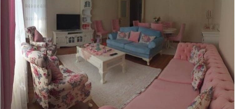 Pembeler Mavilerle Sevinçli ve Genç Bir Konut - A Young and Joyful House with Pink Blues