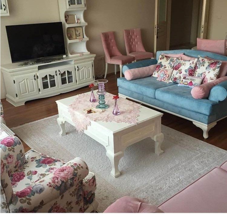 Pembeler Mavilerle Sevinçli ve Genç Bir Konut - A Young and Joyful House with Pink Blues