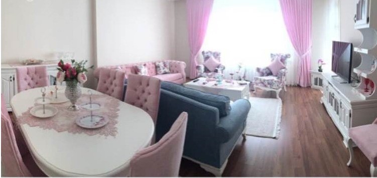 Pembeler Mavilerle Sevinçli ve Genç Bir Konut - A Young and Joyful House with Pink Blues