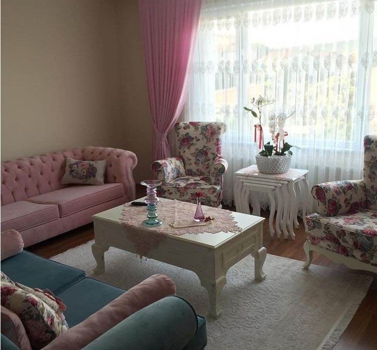 Pembeler Mavilerle Sevinçli ve Genç Bir Konut - A Young and Joyful House with Pink Blues