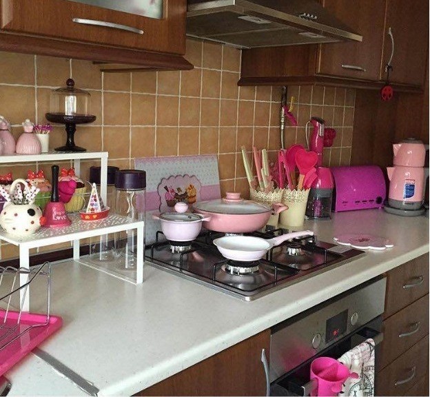 Pembeler Mavilerle Sevinçli ve Genç Bir Konut - A Young and Joyful House with Pink Blues